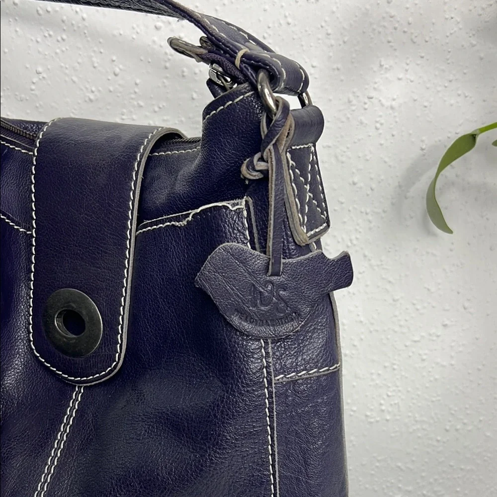 Elegant Navy Leather Shoulder Bag - Picture 3 of 8